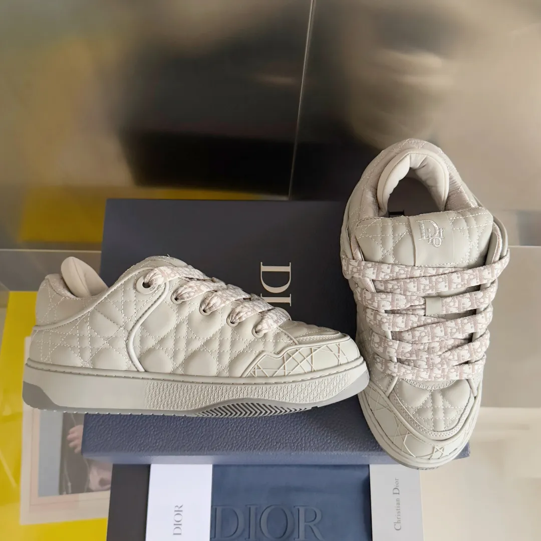 [DIOR] P: 820💰 Men's 39-44. (Male 38. 45. Customized) Dior Dior B9S series top version bread shoes casual sports shoes skate shoes original purchase development and production This new B9S skateboard sneakers are inspired by skateboarding and Dior's high-order spirit. Crafted from navy blue cotton tweed, the classic cannage pattern is reinterpreted with grained calfskin details in homage to Dior's savoir-faire. Padded tongue and technical fabric leg provide ideal comfort. Iconic details abound throughout the design, such as the Dior signature on the heel and tongue, cannage-patterned panels, and the rubber Dior Charm signature on the side inspired by the Dior logo. The rubber soles engraved with Oblique printing with a gradient effect are more refined and can add a high-end temperament to various looks. Exquisite packaging at the delivery counter🛍📦 ▪️Fabric: Original customized first-layer cowhide + tweed ▪️Inner lining: Customized breathable lining ▪️Outsole: Original open-molded anti-slip TPU material ▪️Sole thickness: 3.5CM.
